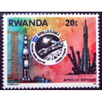 Selo postal de Ruanda de 1976 Apollo Soyuz3 and Mission Patch