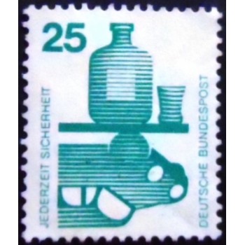 Imagem similar à do selo postal da Alemanha de 1971 Alcohol and Front of Car UA