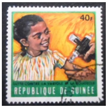 Imagem do selo postal da Rep. da Guiné de 1970 Little girl get vaccinated anunciado