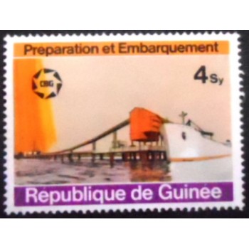 Imagem do selo postal da Rep. do Guiné de 1974 Loading Bauxite on Freighter anunciado