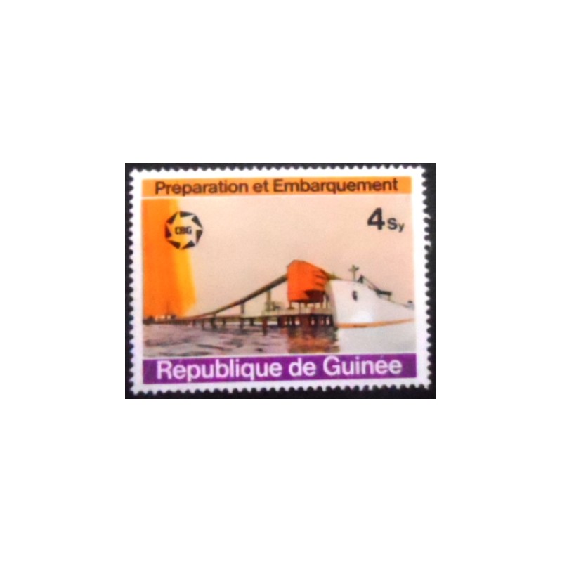 Imagem do selo postal da Rep. do Guiné de 1974 Loading Bauxite on Freighter anunciado