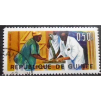 Imagem do selo postal da Rep. da Guiné de 1967 Extraction of Snake Venom anunciado