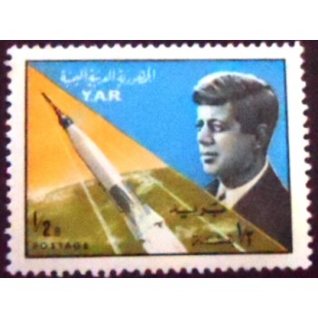 Imagem do selo postal da Rep. Árabe do Yemen de 1965 J.F.Kennedy and  space rocket anunciado