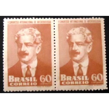 Imagem do par de selos postais do Brasil de 1950 Congresso de Microbiologia anunciado