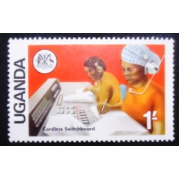 Imagem do selo postal da Uganda de 1976 Chordless Switchboard and  aOperators anunciado