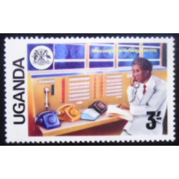 Imagem do selo postal da Uganda de 1976 Message Switching Centre anunciado