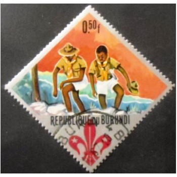 Imagem do selo postal do Burundi de 1967 Scouts on hiking trip anunciado