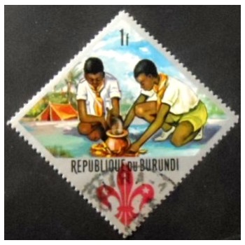 Imagem do selo postal do Burundi de 1967 Cooking at campfire anunciado