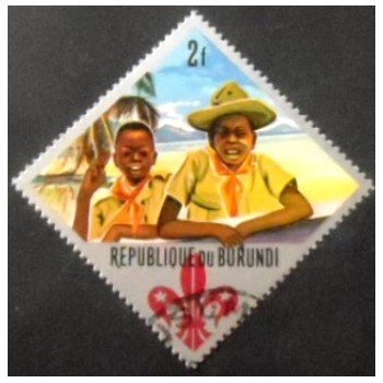 Imagem do selo postal do Burundi de 1967 Boy Scout and Cub Scout giving scout sign anunciado