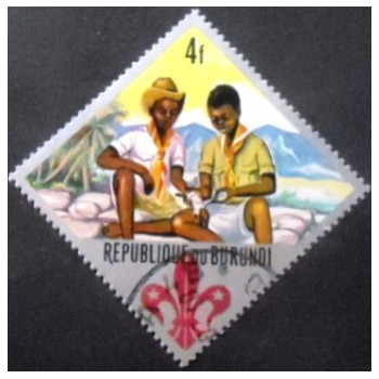 Imagem do selo postal do Burundi de 1967 First Aid anunciado