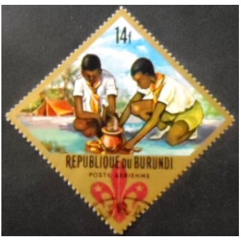 Imagem do selo postal do Burundi de 1967 Cooking at camp fire anunciado