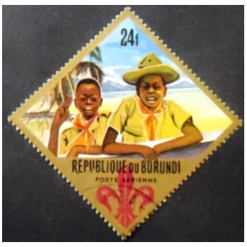 Imagem do selo postal do Burundi de 1967 Boy scout & cub scout giving  scout sign 24 anunciado