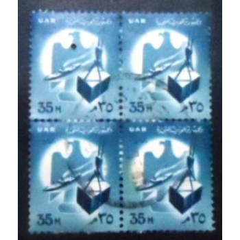 Imagem da quadra de selos do Egito de 1961 Ship and crate on hoist aninciada