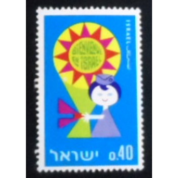 Imagem do selo postal de Israel de 1967 Emblem and Doll 40 M anunciado