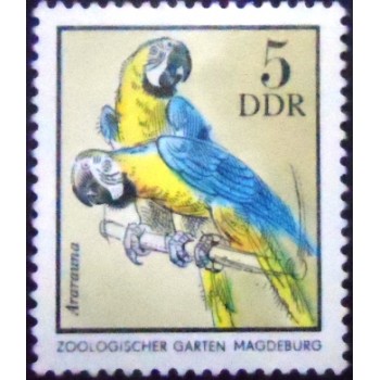 Selo postal da Alemanha Oriental de 1975 Blue-and-yellow Macaw