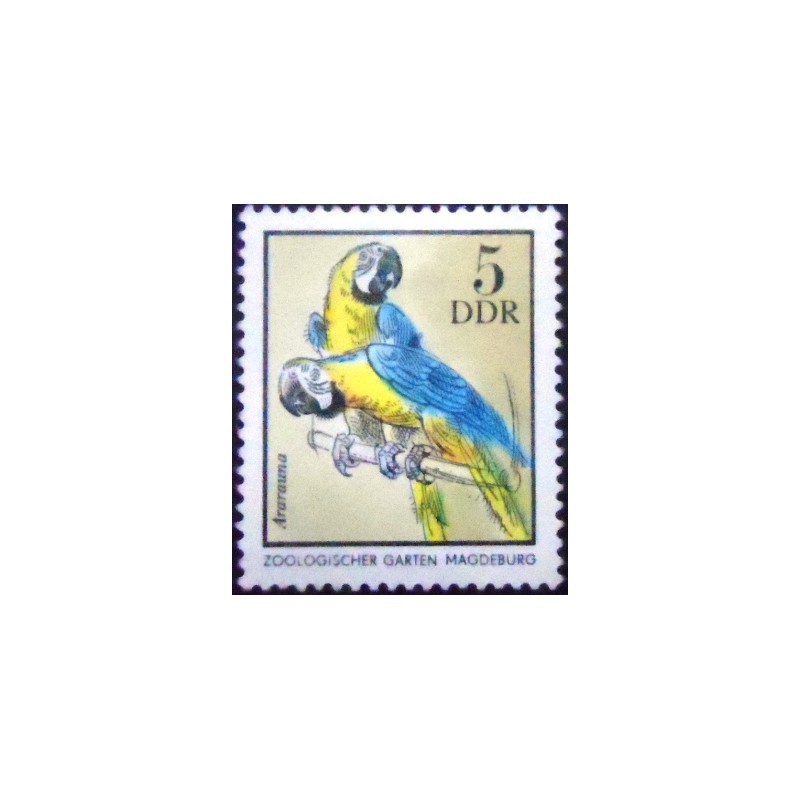 Selo postal da Alemanha Oriental de 1975 Blue-and-yellow Macaw