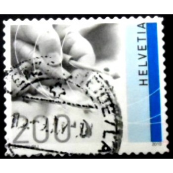 Imagem similar à do selo postal da Suíça de 2010 Handicrafts