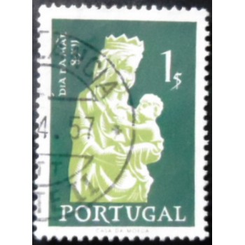 Imagem similar à do selo postal de Portugal de 1956 Maria with Child 1