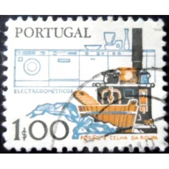 Imagem similar à do selo postal de Portugal de 1979 - Old and modern kitchen