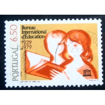 Imagem similar à do selo postal de Portugal de 1978 Children reading Book