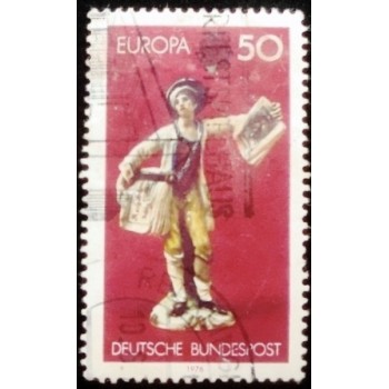 Imagem similar à do selo postal da Alemanha de 1976 Boy selling copperplate prints U