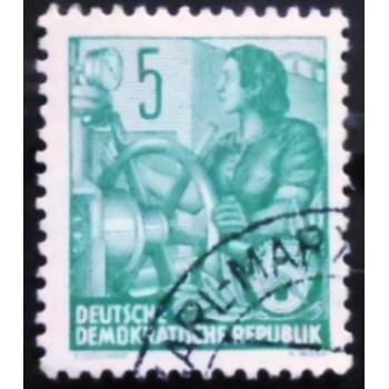 Imagem similar à do selo da Alemanha Democrática de 1953 Woman Turning Wheel 5