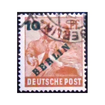 Imagem similar à do selo da Alemanha Berlin de 1949 Bricklayer and farmer lady 10