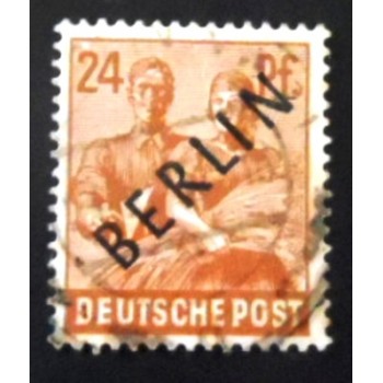 Imagem similar à do selo postal da Alemanha Berlin de 1948 Bricklayer and farmer lady 24