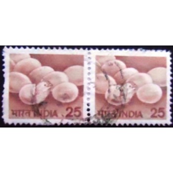Par de selos postais da Índia de 1979 Hatching Eggs