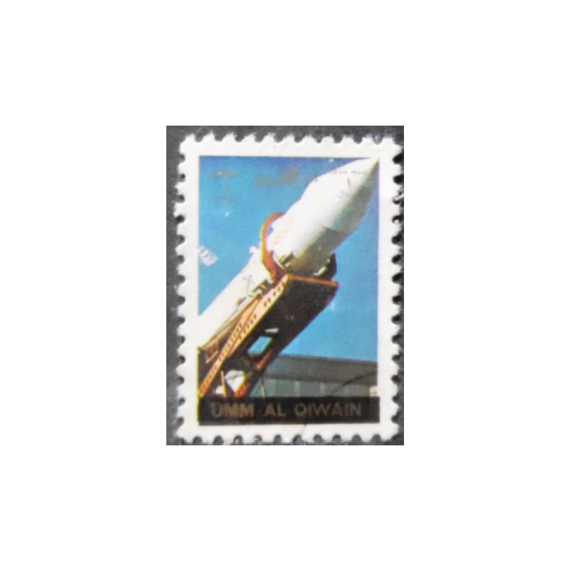 Selo postal de Umm Al Qwain de 1972 A Soviet Rocket Being Erected
