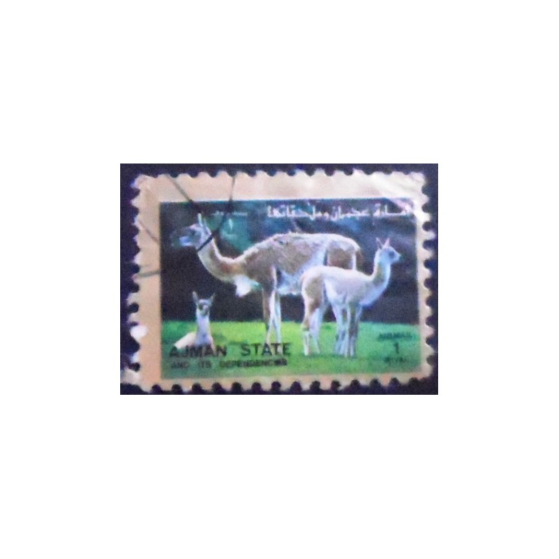 Selo postal de Ajman de 1973 Guanaco