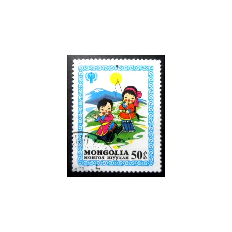 Selo postal da Mongólia de 1980 Girl Watching Boy Playing Flute U