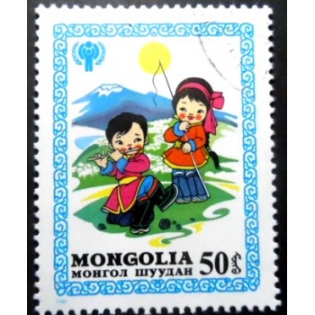 Selo postal da Mongólia de 1980 Girl Watching Boy Playing Flute NCC