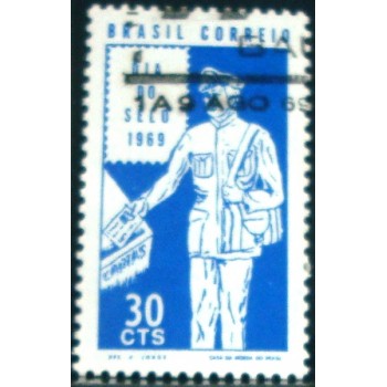 Imagem similar à do selo postal do Brasil de 1969 Carteiro MCC