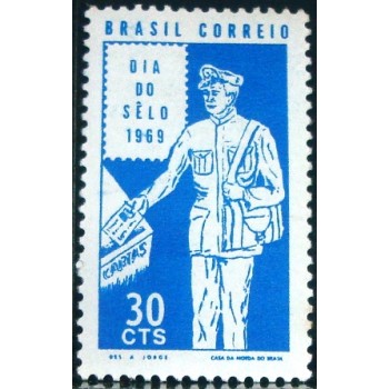 Selo postal do Brasil de 1969 Carteiro N