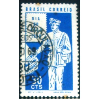 Selo postal do Brasil de 1969 Carteiro N1D