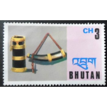 Selo postal do Bhutão de 1975 Powder horns N