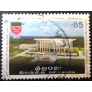 Imagem similar à do selo postal do Sri Lanka de 1974 Bandaranaike Conference Center
