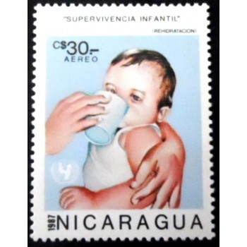 Selo postal da Nicarágua de 1987 Drinking Child