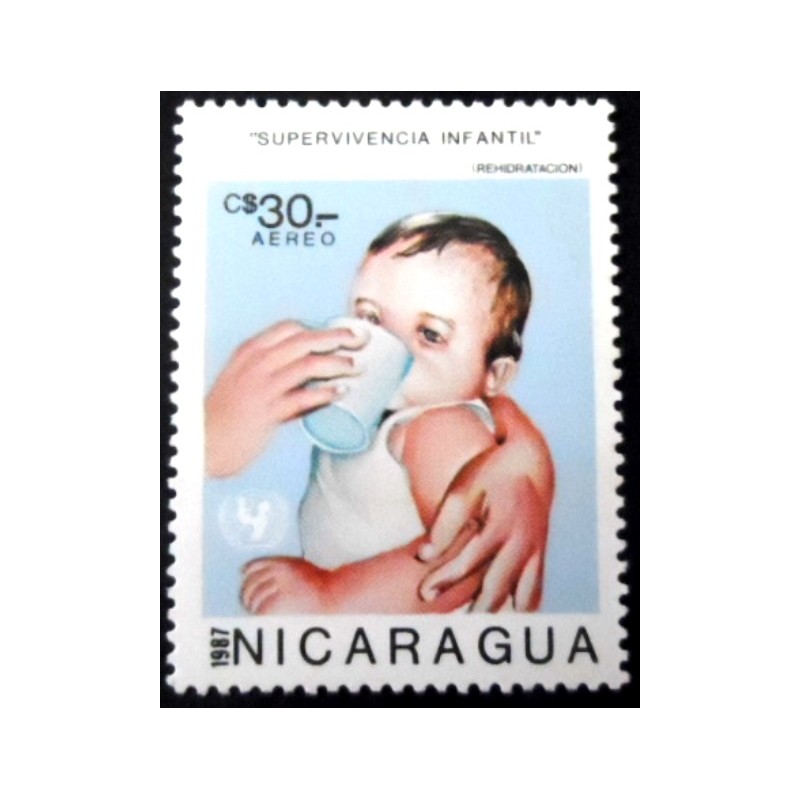 Selo postal da Nicarágua de 1987 Drinking Child