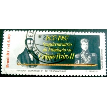 Imagem similar à do selo postal do Brasil de 1987 Colégio Pedro II U