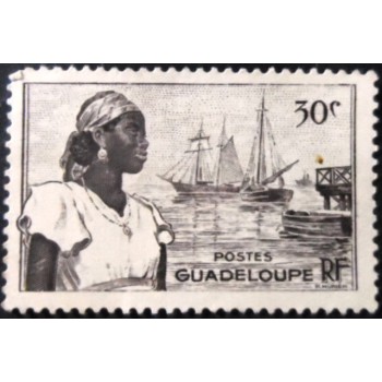 Selo postal de Guadalupe de 1947 Port of Basse Terre 30