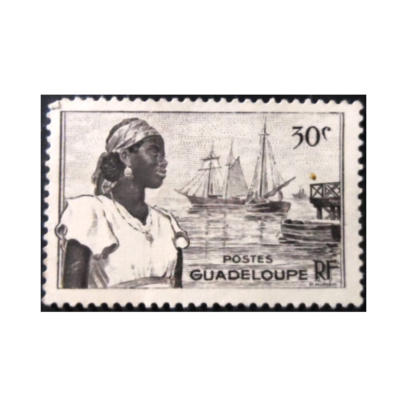 Selo postal de Guadalupe de 1947 Port of Basse Terre 30