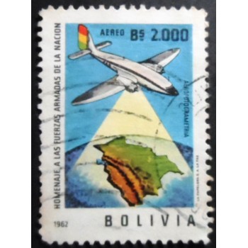 Selo postal da Bolívia de 1962 Airplane over map of Bolivia