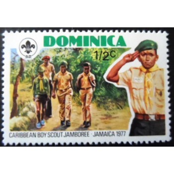Selo postal da Dominica de 1977 Boy Scout on hike M