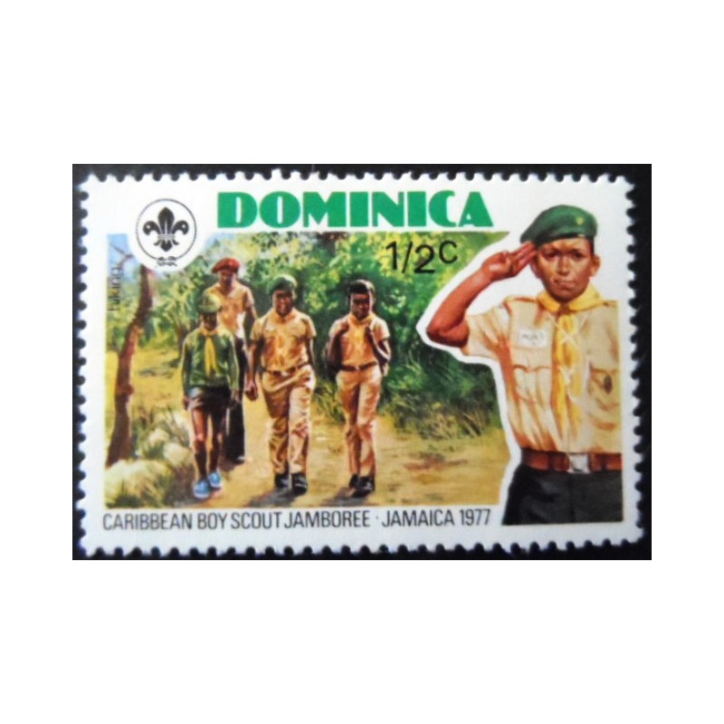 Selo postal da Dominica de 1977 Boy Scout on hike M