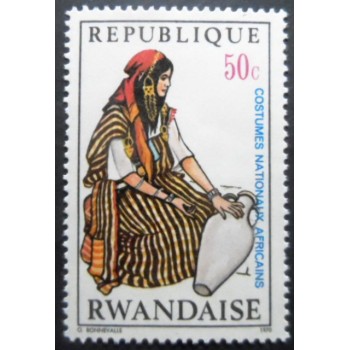 Selo postal de Ruanda de 1970 Woman water carrier