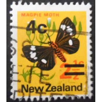 Imagem similar à do selo postal da Nova Zelândia de 1971 Magpie Moth Surcharged