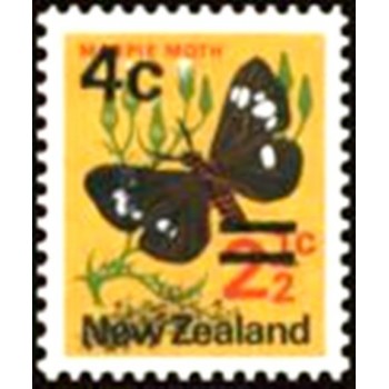 Selo postal da Nova Zelândia de 1973 Magpie Moth Surcharged 4 III