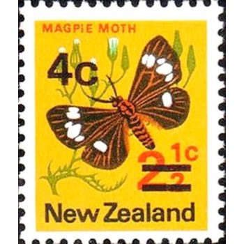 Selo postal da Nova Zelândia de 1971 Magpie Moth Surcharged 4 N